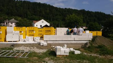 26.6.2015 - murujeme, vo veľkom, 12 chlapov, 3m múrov za jediný deň