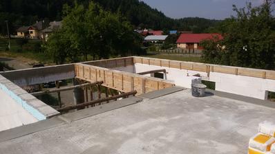 pohľad na ošalovanú garáž