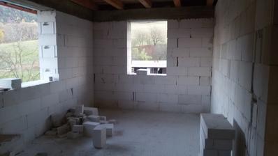Naša budúca spálňa - vľavo okno na východ, vpravo na juh