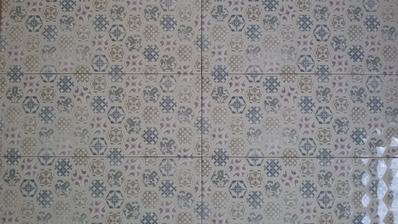 Jeden zo vzorov obkladu do detskej kupelne. Mierne vypukly. Rozmer 20x50cm