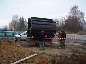 Přivezli nám jímku 14.11.08