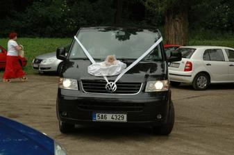 auto s nevěstou