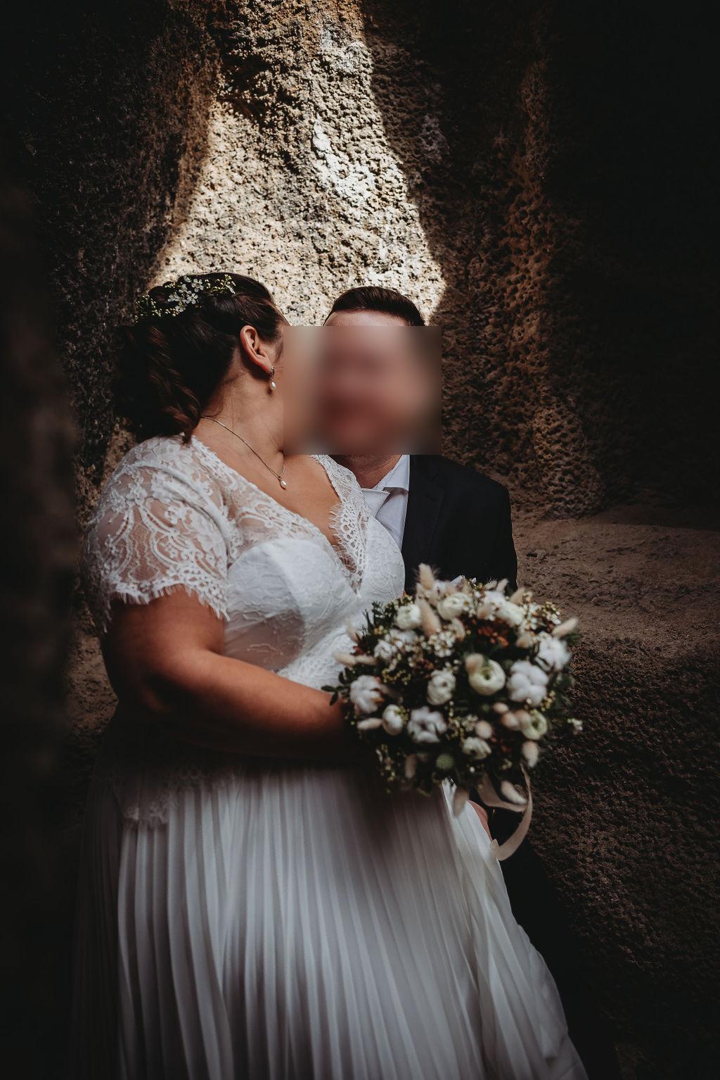 Bílé svatební šaty s plisovanou sukní s vlečkou a krajkovými rukávy - Obrázek č. 1