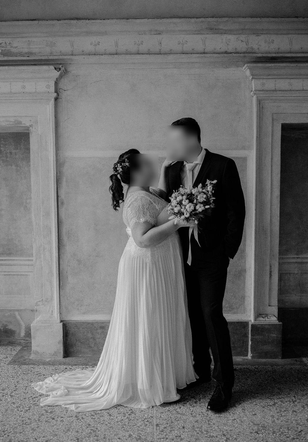 Bílé svatební šaty s plisovanou sukní s vlečkou a krajkovými rukávy - Obrázek č. 2