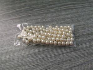 konecne som zohnala perlicky, mam ich 500 ks a myslela som, ze to bude dost, ale to su take malicke baliky, ze v tomto co je na obrazku je 100 kusov :-/