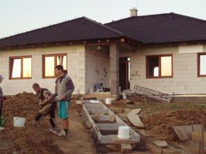 Jeseň 2011, chodník od garáže k domu