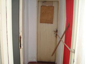 ďalšia hrôza....za tými dverami je balkón, a za tým niečim červeným WC