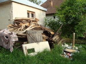 hrôza...takže začali sme riešiť a rozhodli sme sa,že tam bude ideálne miesto pre altánok
