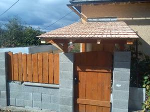 veľmi sa teším tomuto prístrešku, bol to môj nápad a zrealizoval ho manžel, aspoň sa natrénoval na ňom lebo na jar meníme strechu :-))))
