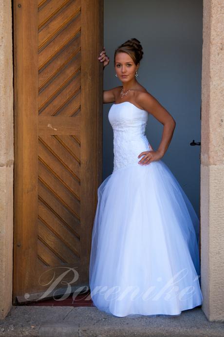 Svatební šaty s tylovou sukní - Obrázek č. 3