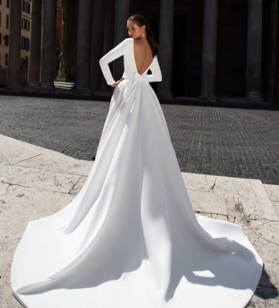 Hladké, jednoduché svatební šaty značky Tesoro Avellino, zkrácené rukávy do 3/4 délky, prodejní cena 12000 Kč - Obrázek č. 3