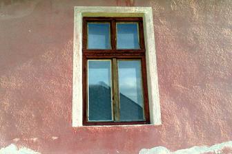 Pôvodné okná boli tzv. kastlíkové. Duplované. A v duchu originálnej medzivojnovej architektúry