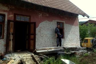 V máji 2014 sme začali svojpomocne vykopávať podlahy a vyvážať zeminu. A obíjať omietky