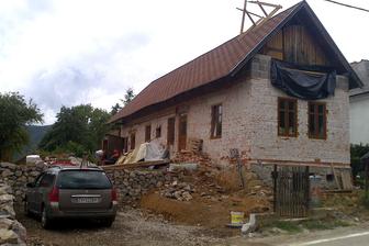 Jún 2014 - vnútri sú už vyliate betóny, posunuté niektoré priečky, obúchané omietky. Oporný kamenný múr rastie