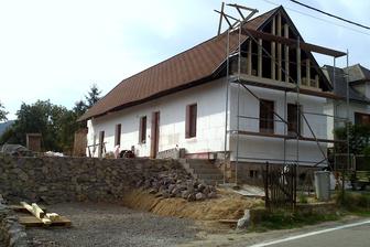 A začína sa zatepľovať. Hrúbka polystyrénu: 18 cm. To sa však vnútri medzitým udiali významné zmeny