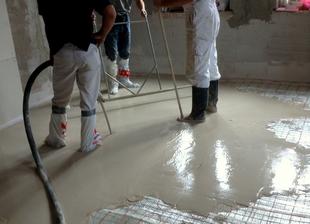 Naši skvelí majsterkovia (pod dozorom pána z Baumitu) vylievajú samonivelizačný anhydritový poter (cca 4 cm)