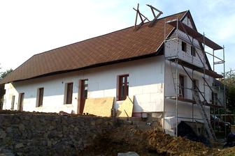 August 2014 - interiéry sú prakticky hotové, múr takisto, zateplenie domu postupuje.