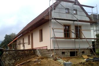 Zatepľovací systém je Baumit Open (polystyrén s tými dierkami) o hrúbke 18 cm, omietky sme dávali s nízkym difúznym odporom - pre istotu (starý dom).