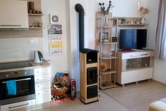 Domček je vykurovaný elektrickými rohožami, ale pre strýčka príhodu je nainštalovaná aj fiľakovská piecka na pevné palivo. Vľavo - nad kalendárom - je teleso lokálneho rekuperátora, ktorý je v domčeku počas vykurovacej sezóny permanentne zapnutý