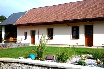 Jeseň 2015 - exteriér hotový, trávniček (dávno) vysiaty, skalka urobená.... Vľavo je vidieť humno, ktoré sme obnovili len v takejto oklieštenej podobe. Pôvodne totiž zvieralo pravý uhol s domom, takže humno s domom boli v tvare písmena "L"
