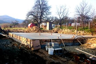 PREDNÝ: ... a takto začíname. November 2014. Ako to už býva, natiahla sa nielen projektová príprava, ale aj stavebné konanie. Ale začali sme...