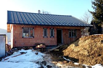 PREDNÝ: Marec 2015 - pracuje sa vnútri a čaká sa na teplejšie počasie, aby sa mohlo začať zatepľovať