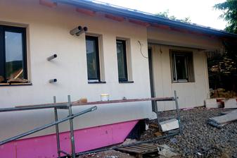 PREDNÝ: Vnútri je už vyliaty anhydrit, obkladá sa kúpeľňa... 2 tenšie rúrky vľavo sú prípravou na vetranie potravinovej skrine, 2 hrubšie na nasávanie a výduch TČ na ohrev vody