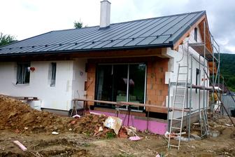 ZADNÝ: Apríl 2015. Terasy mali mať pôvodne betónový základ. Našťastie pred zimou sa to nestihlo...