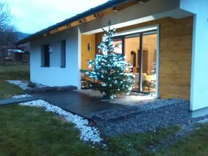 ZADNÝ: December 2015 - náš 1. vianočný strom v novom dome. Už iba čakáme na sneh
