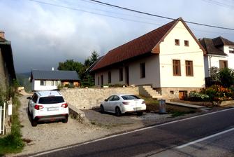 PREDNÝ: Takto to funguje. Koexistuje... Nad parkovisko pred múrikom ešte príde lexanové prestrešnie