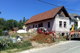 Jún 2014 - potiahli sme elektrinu (cca 40 m) z najbližšieho stĺpa, zakopali vodomernú šachtu vedľa pôvodnej vodovodnej prípojky a začali kopať miesto pre budúce parkovisko