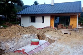 ZADNÝ: Jún 2015 - terasy hotové, pohľady od západu, juhu a východu hotové... Ešte sa dorába severná fasáda. Za domom sme zakopali nádrž s objemom 9 m3 na zber dažďovej vody na polievanie záhrady. 7.7.2015 ideme kolaudovať