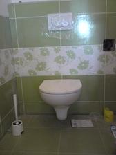 skoro hotovo, jeste chybi dosparovani spodku, ale wc je uz v provozu... B-)
