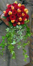ve variantě s bílými růžemi a oranžovými tulipány bez břečťanu by mohla vypadat moc hezky..