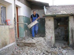 demolice a jako po výbuchu