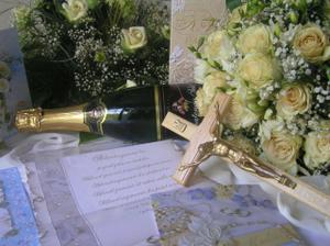 zátišie s mojou kytičkou, krížikom, na ktorý sme prisahali a v pozadí je kytica na auto
