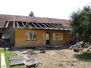 Od složitého podřezávání jsme nakonec upustili, když se měla dělat nová střecha a stropy. Tak jsme se nakonec rozhodli přístavbu shodit a postavit novou.