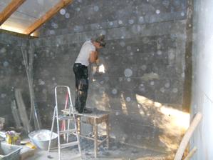 Tady jsem se nakonec rozhodla pro druhé okno do kuchyně. Manžel myslel, že mě roztrhne. Musela jsem si vyřídit změnu projektu a okno vybourat sama.