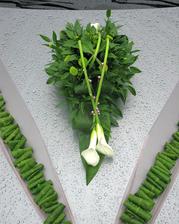 použitá převážně zeleň, z květů pát chryzantémek a calla