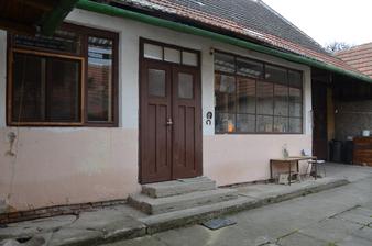 Okno do kuchyně, dveře na verandu.