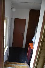 Kotelna....hnědé dveře jsou od záchodu (ano, chce to pevné svěrače:-D). Vedle okna nalevo jsou dveře do dvora.