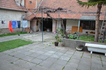 pohled na zadní průjezd a výminek, vpravo mimo záběr ještě křídlo s chlívem atd.