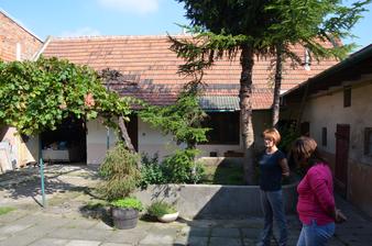 Hnojník na dvoře při naší první návštěvě v září 2014