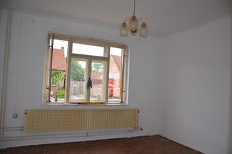 Konečně vymalováno, pověšena nová garnýž, retro lustr vypucován a vrácen na místo :-)