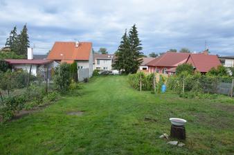 Zahrada v září 2015, vratič a líčí je pryč, maliny nalevo povyrostly...