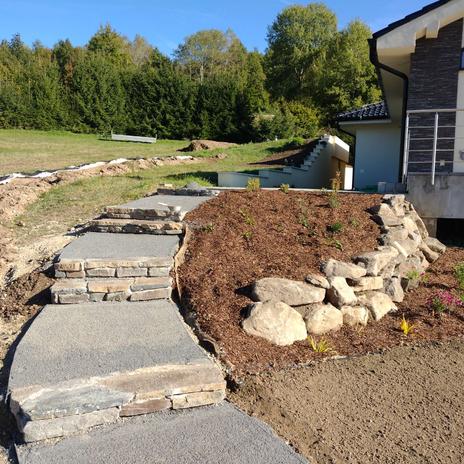 28. Vegetačný oporný múr s balvanmi, vonkajšie schodisko