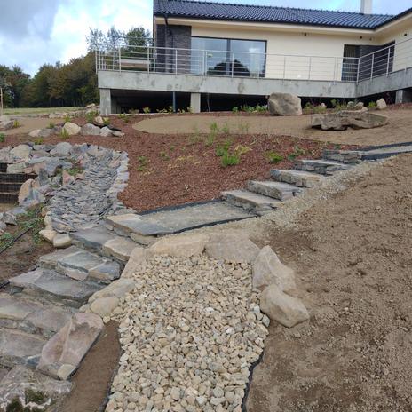 28. Vegetačný oporný múr s balvanmi, vonkajšie schodisko