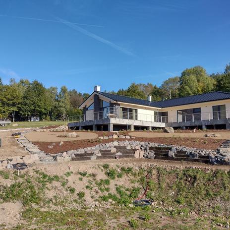 28. Vegetačný oporný múr s balvanmi, vonkajšie schodisko