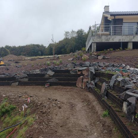 28. Vegetačný oporný múr s balvanmi, vonkajšie schodisko