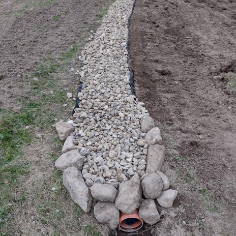 28. Vegetačný oporný múr s balvanmi, vonkajšie schodisko